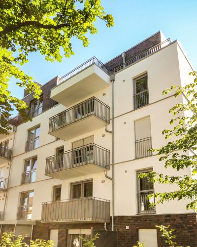 Außenansicht Mehrfamilienhaus mit Metallbalkonen